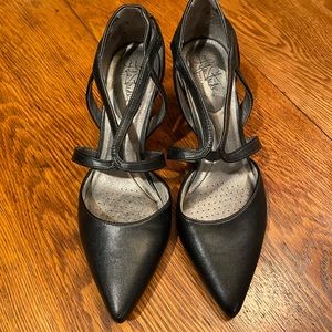 LIKE NEW Life Stride black strappy pumps